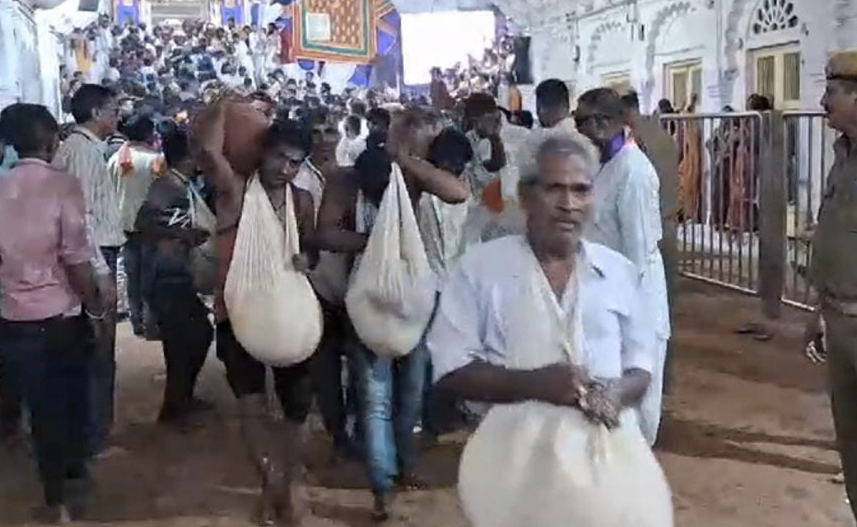 नाथद्वारा श्रीनाथजी मंदिर में धूमधाम से मना अन्नकूट उत्सव, 350 सालों से आदिवासी लूटते हैं प्रसाद