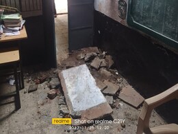 Burhanpur में बारिश के चलते गिरी जर्जर स्कूल की छत, बच्चों की बची जान Burhanpur में बारिश के चलते गिरी जर्जर स्कूल की छत, बच्चों की बची जान