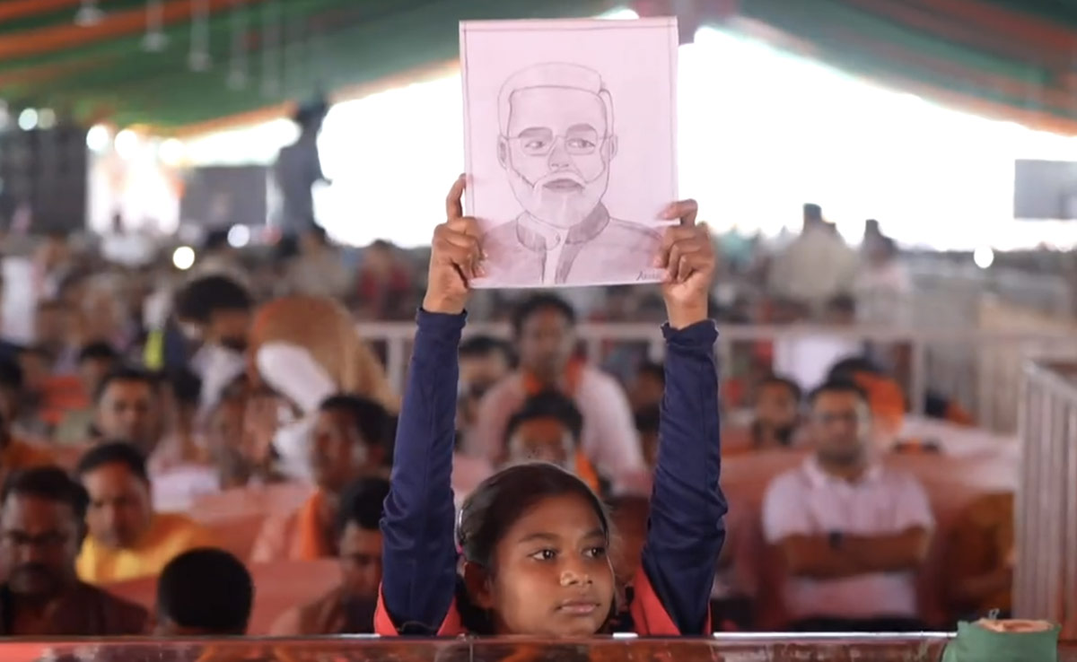 VIDEO : रैली में खड़ी बच्ची के हाथ में अपनी स्केच देख बोले PM मोदी- नाम और पता दो, चिट्ठी लिखूंगा