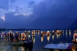 Jammu Kashmir: श्रीनगर में बढ़ रहा है पर्यटन, फिर भी क्यों घट रहे हैं शिकारे? Jammu Kashmir: श्रीनगर में बढ़ रहा है पर्यटन, फिर भी क्यों घट रहे हैं शिकारे?