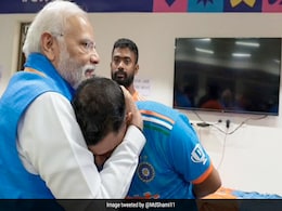 फाइनल में हार के बाद टीम इंडिया के ड्रेसिंग रूम में पहुंचे पीएम मोदी, मोहम्मद शमी को गले लगाकर बढ़ाया हौसला फाइनल में हार के बाद टीम इंडिया के ड्रेसिंग रूम में पहुंचे पीएम मोदी, मोहम्मद शमी को गले लगाकर बढ़ाया हौसला