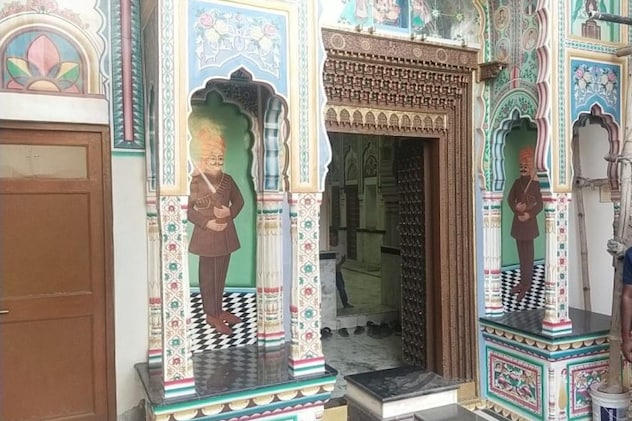 पुराणी जर्जर हवेली का नवीनीकरण हो रहा है पुराणी जर्जर हवेली का नवीनीकरण हो रहा है