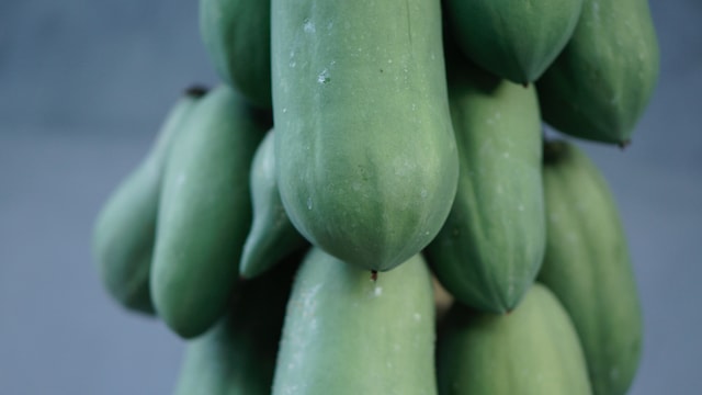 Raw papaya has compounds like isothiocyanates and flavonoids that have shown anti-cancer properties