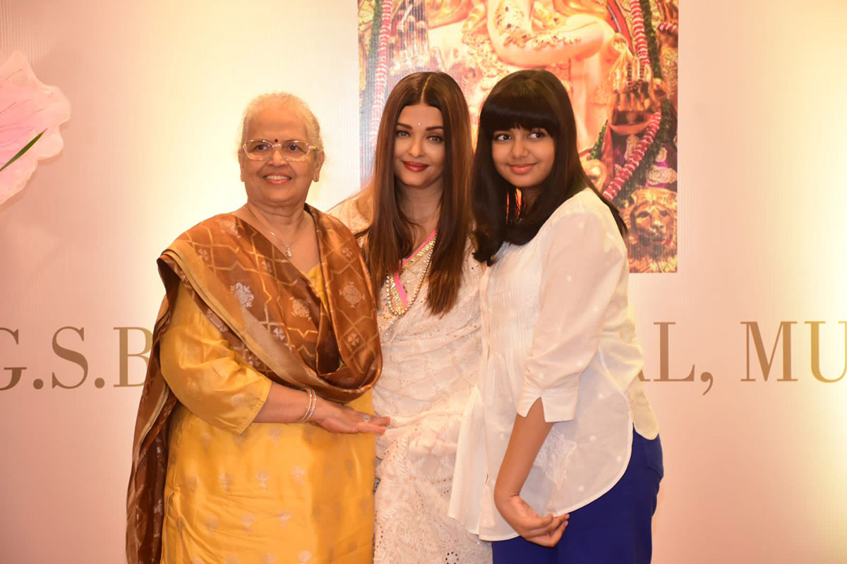 मां और बेटी के साथ ऐश्वर्या राय बच्चन ने काटा बर्थडे केक, पहली बार पैपराजी के सामने अराध्या बच्चन ने मॉम के लिए कही ये बात  