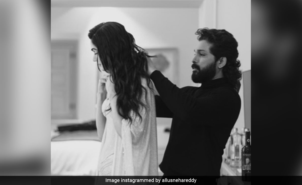 Allu Arjun Helps Wife Sneha Fix Her Necklace. Aww