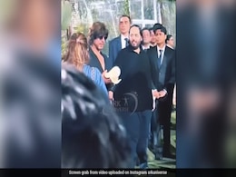 अनंत अंबानी ने शाहरुख खान के हाथ में दिया सांप, किंग खान का ये था हाल, देखें वीडियो अनंत अंबानी ने शाहरुख खान के हाथ में दिया सांप, किंग खान का ये था हाल, देखें वीडियो
