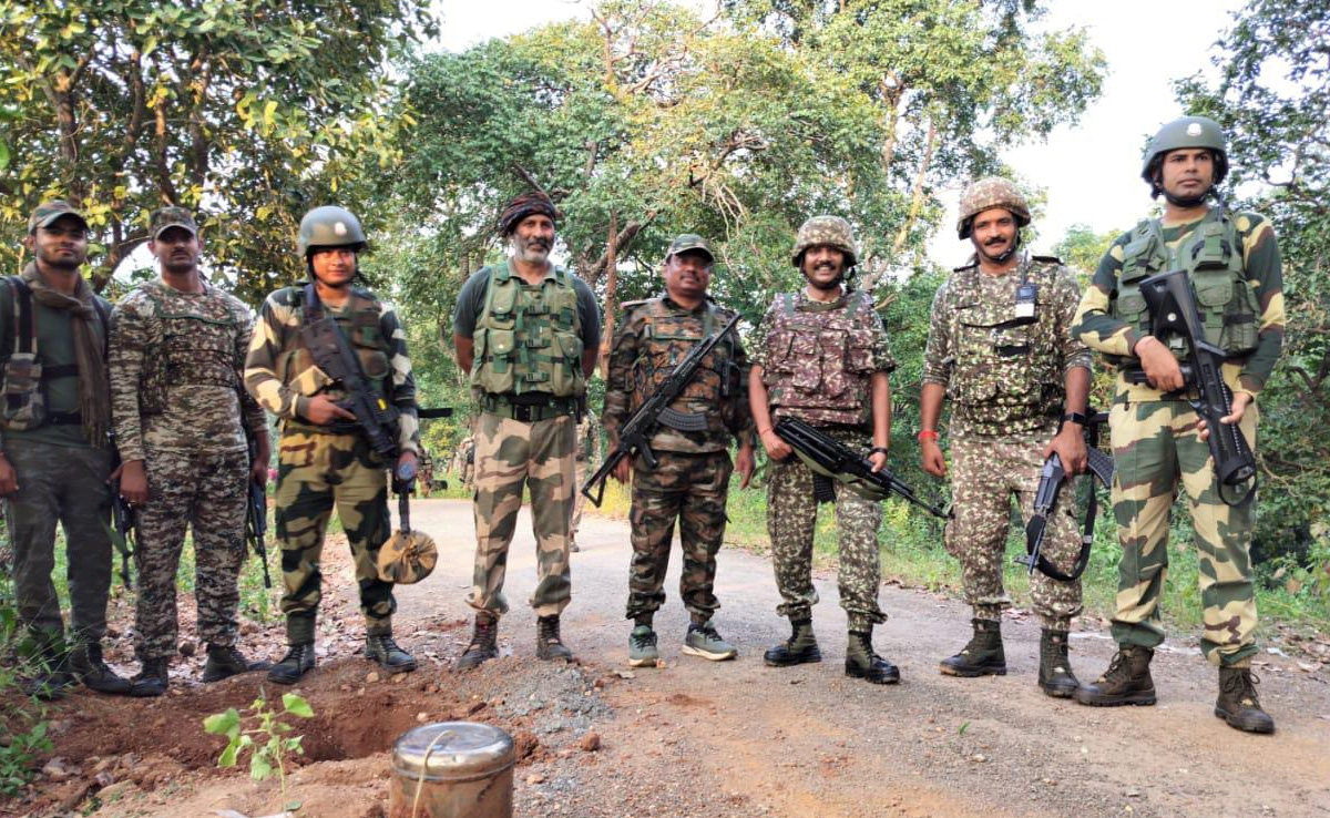 चुनाव के बीच दहशत फैलाने की साजिश रच रहे नक्सली, पुलिस को मिला 11 किलो का IED बम