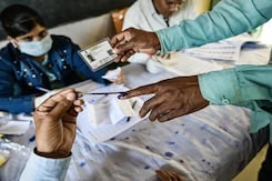 तेलंगाना में बीआरएस, कांग्रेस और बीजेपी के बीच मुकाबला तेलंगाना में बीआरएस, कांग्रेस और बीजेपी के बीच मुकाबला