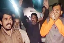 टनल से बाहर आए मजदूरों के गांव में खुशी की लहर, शंख बजाकर लोगों ने किया स्वागत टनल से बाहर आए मजदूरों के गांव में खुशी की लहर, शंख बजाकर लोगों ने किया स्वागत