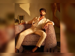 Bollywood: स्टेज पर डांस करते हुए एकदम से गिरे एक्टर शाहिद कपूर, जानिए कहां का है Video