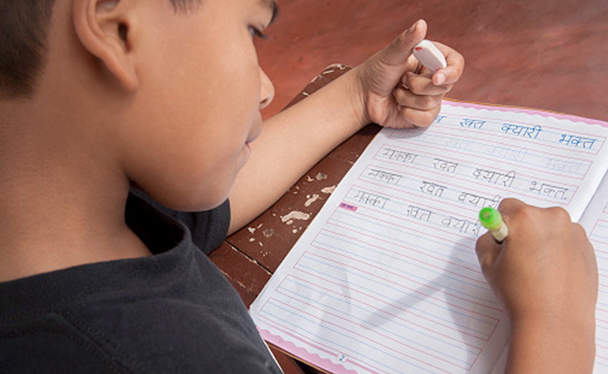 बच्चों की हैंडराइटिंग गंदी है तो इन 5 तरीकों से कराएं सुधार, Handwriting हो जाएगी सुंदर