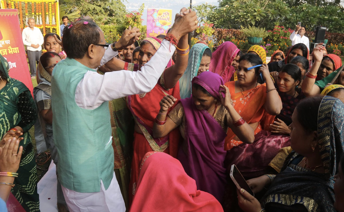 'भाईदूज' पर बहनों के साथ थिरके शिवराज, कहा- सूबे की हर महिला बनेगी लखपति