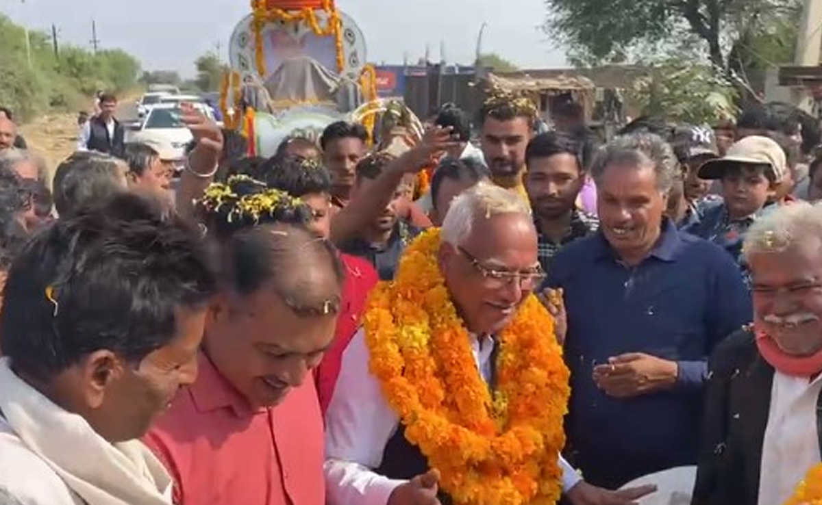 जानिए ऐसे टीचर के बारे में जिनके रिटायरमेंट में शामिल हुआ पूरा गांव, बग्घी पर निकाली यात्रा