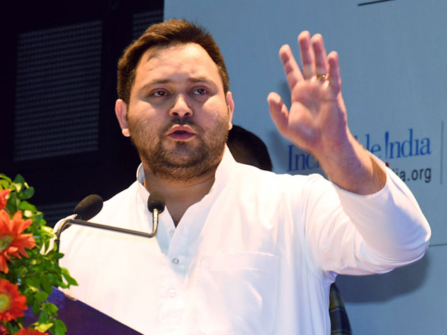 रेलवे में नौकरी के बदले जमीन घोटाला मामले में तेजस्वी यादव से ईडी की पूछताछ जारी