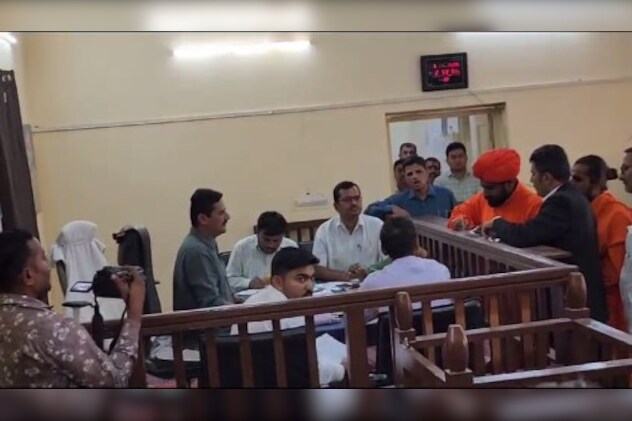 नामांकन वापिस लेते महंत नामांकन वापिस लेते महंत