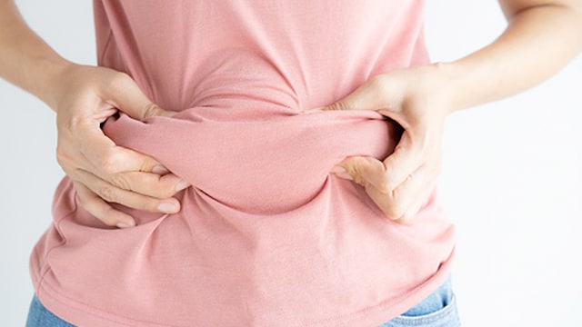Crash diets can lead to rapid weight loss, increasing the likelihood of loose skin