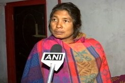 सुरंग के बाहर आने पर मजदूरों के परिवारों में खुशी सुरंग के बाहर आने पर मजदूरों के परिवारों में खुशी