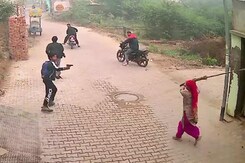 घर के बार आदमी पर फायरिंग, महिला ने झाड़ू से हमलावरों को खदेड़ा घर के बार आदमी पर फायरिंग, महिला ने झाड़ू से हमलावरों को खदेड़ा