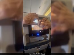 Viral Video Shows Passenger Blocking Neighbour's TV Screen During Flight, Internet Furious Viral Video Shows Passenger Blocking Neighbour's TV Screen During Flight, Internet Furious