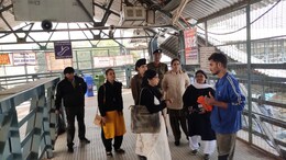 प्लेटफार्म पर गंदगी फैलाते, सिगरेट पीते यात्रियों से रेलवे ने की एक करोड़ से ज्यादा की वसूली