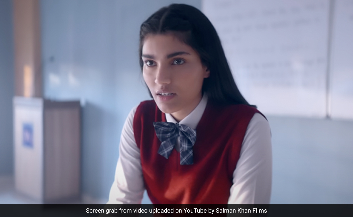 <i>Farrey</i> Review: Debutante Alizeh Is Brightest Spot In Middling Exercise