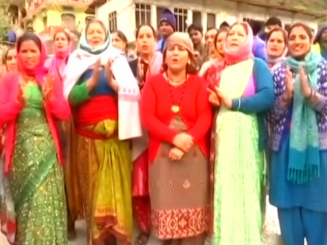 उत्तरकाशी सुरंग हादसा : मजदूरों के सफल रेस्क्यू के लिए स्थानीय लोगों ने की प्रार्थना