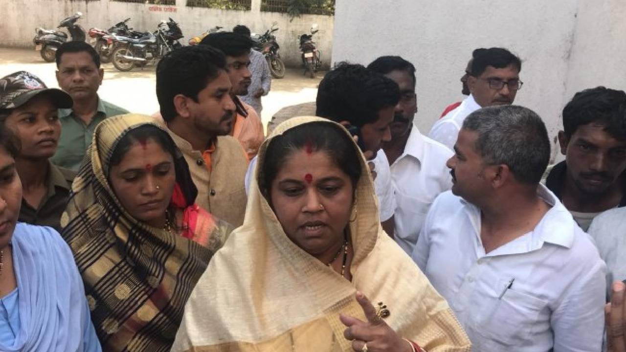 बालाघाट: कांग्रेस कैंडिडेट अनुभा मुंजारे ने स्ट्रांग रूम में गड़बड़ी का लगाया आरोप