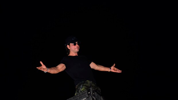 Shah Rukh Khan's Midnight Birthday Celebrations At Mannat. "I Live In A Dream Of Your Love," He Writes