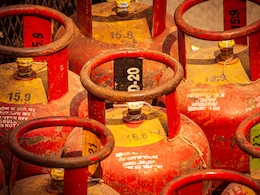 विमान ईंधन की कीमत में 4% की कटौती, वाणिज्यिक LPG सिलेंडर के दाम भी घटे विमान ईंधन की कीमत में 4% की कटौती, वाणिज्यिक LPG सिलेंडर के दाम भी घटे