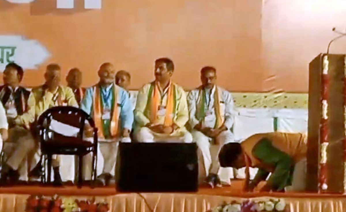 MP Election 2023: केंद्रीय गृह मंत्री शाह का अभिवादन करते हुए मंच पर ही गए लेट ऊर्जा मंत्री