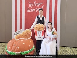 KFC Themed Wedding: सिंगापुर के एक कपल ने की केएफसी थीम वाली शादी, यहां देखें मनमोह लेने वाली तस्वीरें KFC Themed Wedding: सिंगापुर के एक कपल ने की केएफसी थीम वाली शादी, यहां देखें मनमोह लेने वाली तस्वीरें