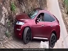 संकरे पहाड़ी रास्ते का हैवी ड्राइवर, एक टायर हवा में दूसरा..लोग बोले- थम जा भाई संकरे पहाड़ी रास्ते का हैवी ड्राइवर, एक टायर हवा में दूसरा..लोग बोले- थम जा भाई