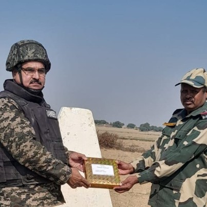 Indo Pak Border: भारत-पाक सरहद पर BSF के जवानों और पाक रेंजर्स के बीच घुली दिवाली की मिठास