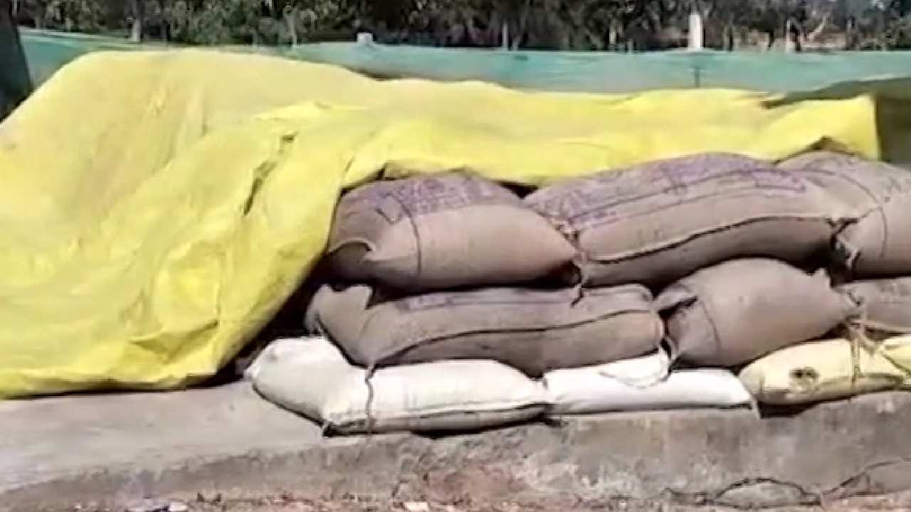 छत्तीसगढ़ के सरगुजा में धान बेचने के लिए चुनाव परिणाम के इंतजार में बैठे किसान