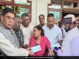 VIDEO : शहीद कैप्टन की मां कहती रही "प्रदर्शनी मत लगाओ", UP के मंत्री चेक देते हुए 'फोटो सेशन' कराते रहे VIDEO : शहीद कैप्टन की मां कहती रही "प्रदर्शनी मत लगाओ", UP के मंत्री चेक देते हुए 'फोटो सेशन' कराते रहे