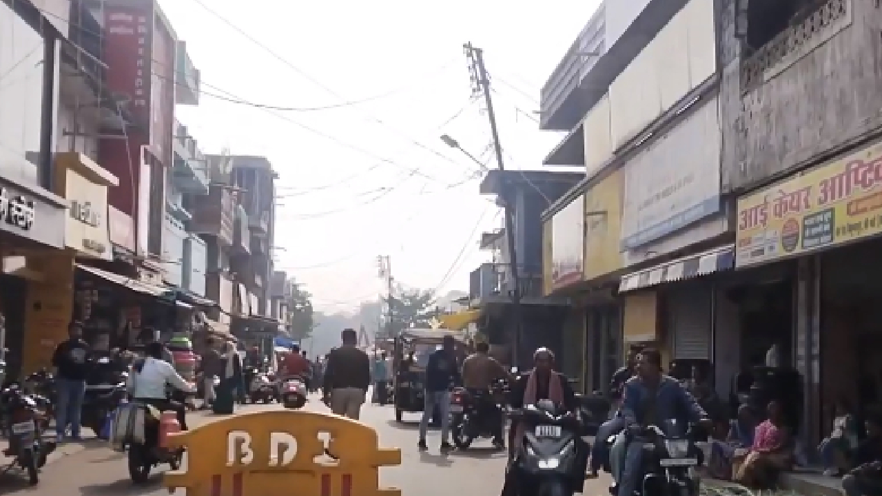 छत्तीसगढ़ के कोरिया में सड़क चौड़ीकरण में परेशानी बने खंभे!