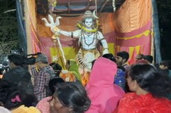 मजदूरों के रेस्क्यू के बाद मजदूरों के घरों पर जश्न, बंगाल में मंदिर पहुंचे परिजन मजदूरों के रेस्क्यू के बाद मजदूरों के घरों पर जश्न, बंगाल में मंदिर पहुंचे परिजन