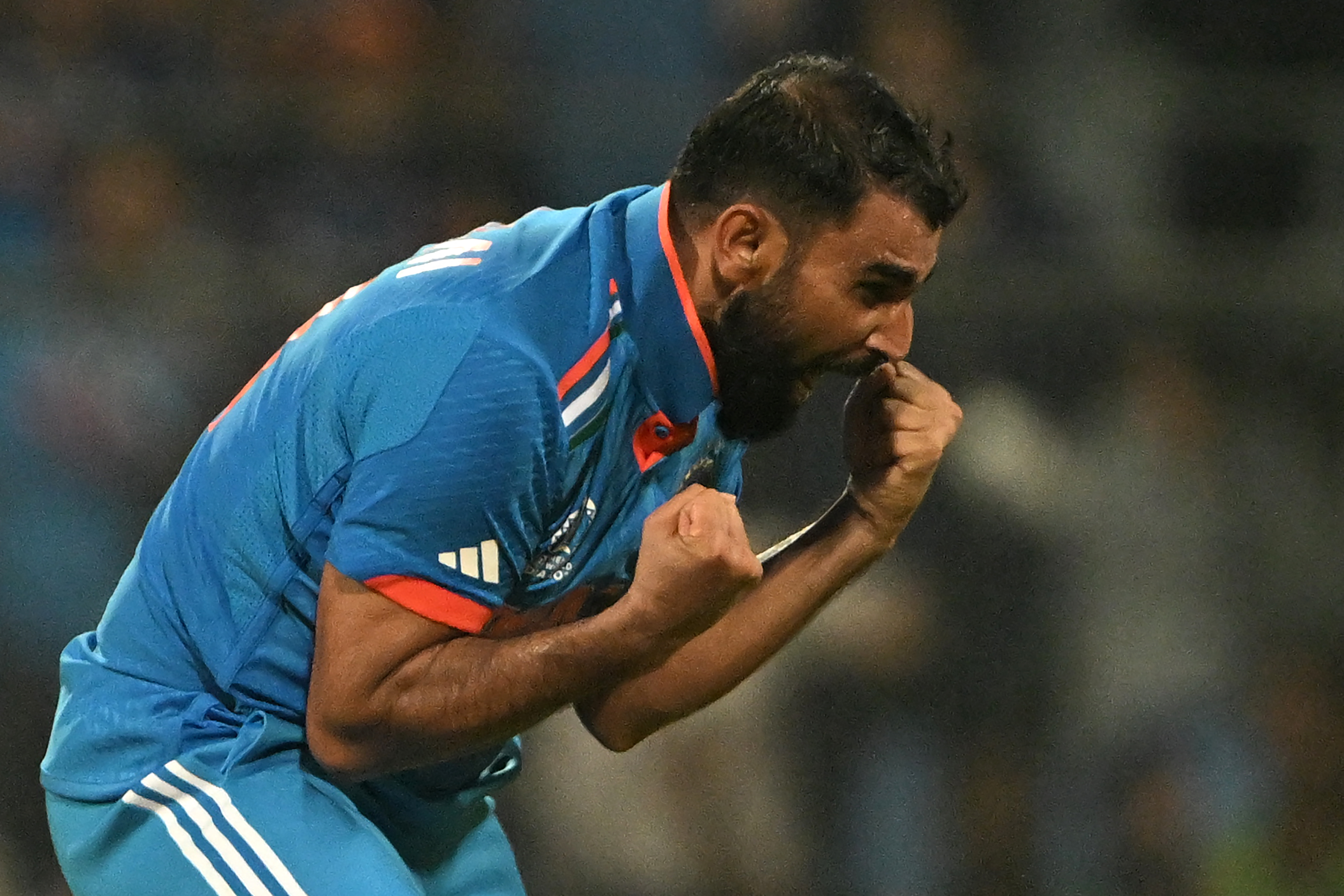 मोबाइल में डूबे युवाओं से विराट कोहली, मोहम्मद शमी और ग्लेन मैक्सवेल कुछ कह रहे हैं