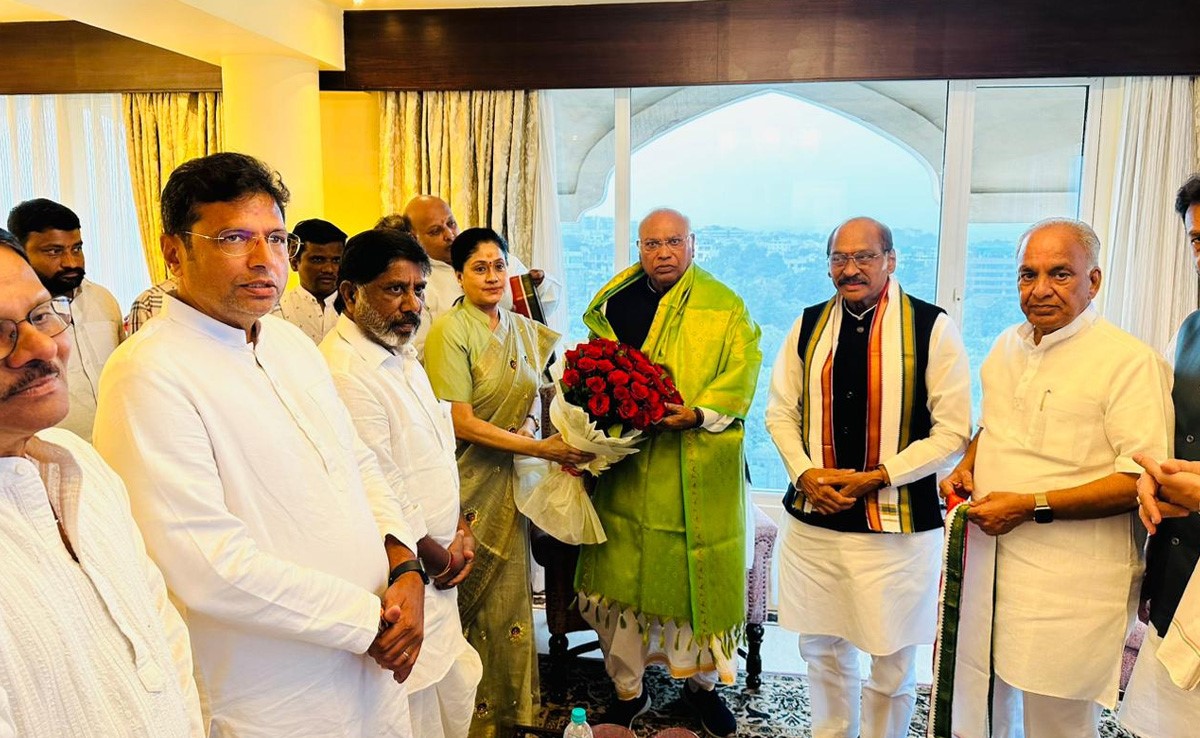 Telangana Polls: Actor-Politician Vijayashanthi Who Quit BJP Joins Congress