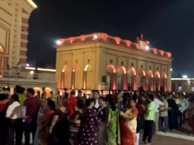 कोलकाता : काली पूजा पर दक्षिणेश्वर काली मंदिर में लगी श्रद्धालुओं की भीड़