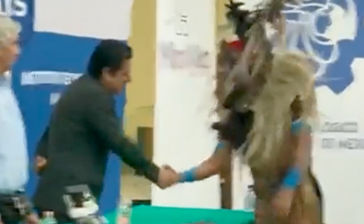 अमेरिका में स्टूडेंट ने कॉन्वोकेशन सेरेमनी में सिर पर पंख लगाकर ली अपनी डिग्री, लोग बोले- प्राउड मोमेंट