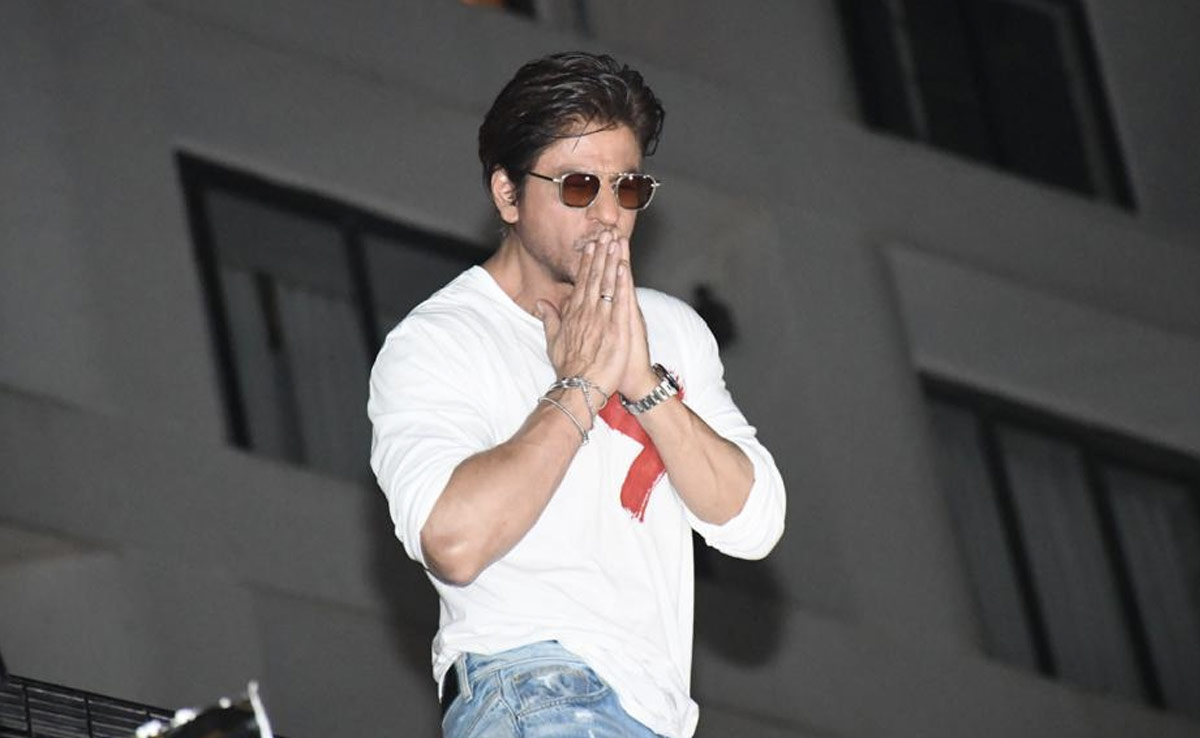 Inside Shah Rukh Khan's Birthday-Special <i>Mannat</i> Meet-Greet With Fans