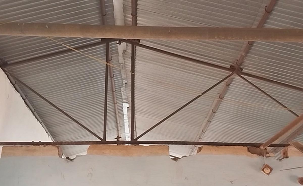 खंडहर में तब्दील होता जा रहा स्कूल... कई साल से मरम्मत का इंतजार, जोखिम में 159 बच्चों की जान