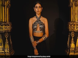 प्रिया प्रकाश वारियर ने दिवाली पर फैन्स के लिए शेयर की फोटो, इंटरनेट सेंसेशन की तारीफ करते नहीं थक रहे फैन्स प्रिया प्रकाश वारियर ने दिवाली पर फैन्स के लिए शेयर की फोटो, इंटरनेट सेंसेशन की तारीफ करते नहीं थक रहे फैन्स