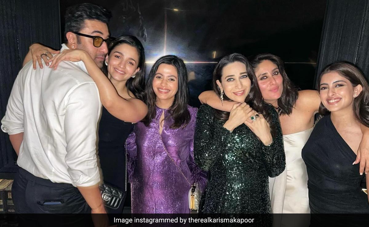 Viral: Alia-Ranbir, Kareena-Karisma, Navya Nanda, Shaheen Bhatt In A Pic From Shah Rukh Khan's Birthday