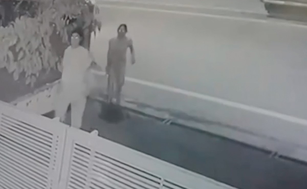 कैमरे में कैद : कार से आई महिलाओं ने घर के बाहर रखे गमलों पर किया हाथ साफ, देखें वीडियो 