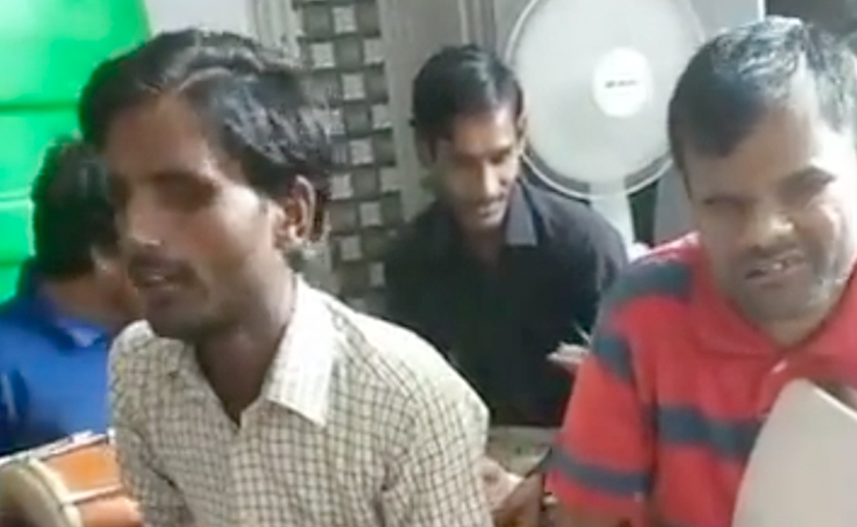 आंखें नहीं लेकिन हुनर से रोशन है इनकी दुनिया, इतनी खूबसूरती से गाया राम चरित मानस कि भर आया लोगों का मन