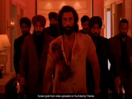 रिलीज होते ही लीक हुए एनिमल के दमदार सीन, कॉलेज में बंदूक तो रणबीर का लंबे बाल वाला लुक ने जीता फैंस का दिल रिलीज होते ही लीक हुए एनिमल के दमदार सीन, कॉलेज में बंदूक तो रणबीर का लंबे बाल वाला लुक ने जीता फैंस का दिल