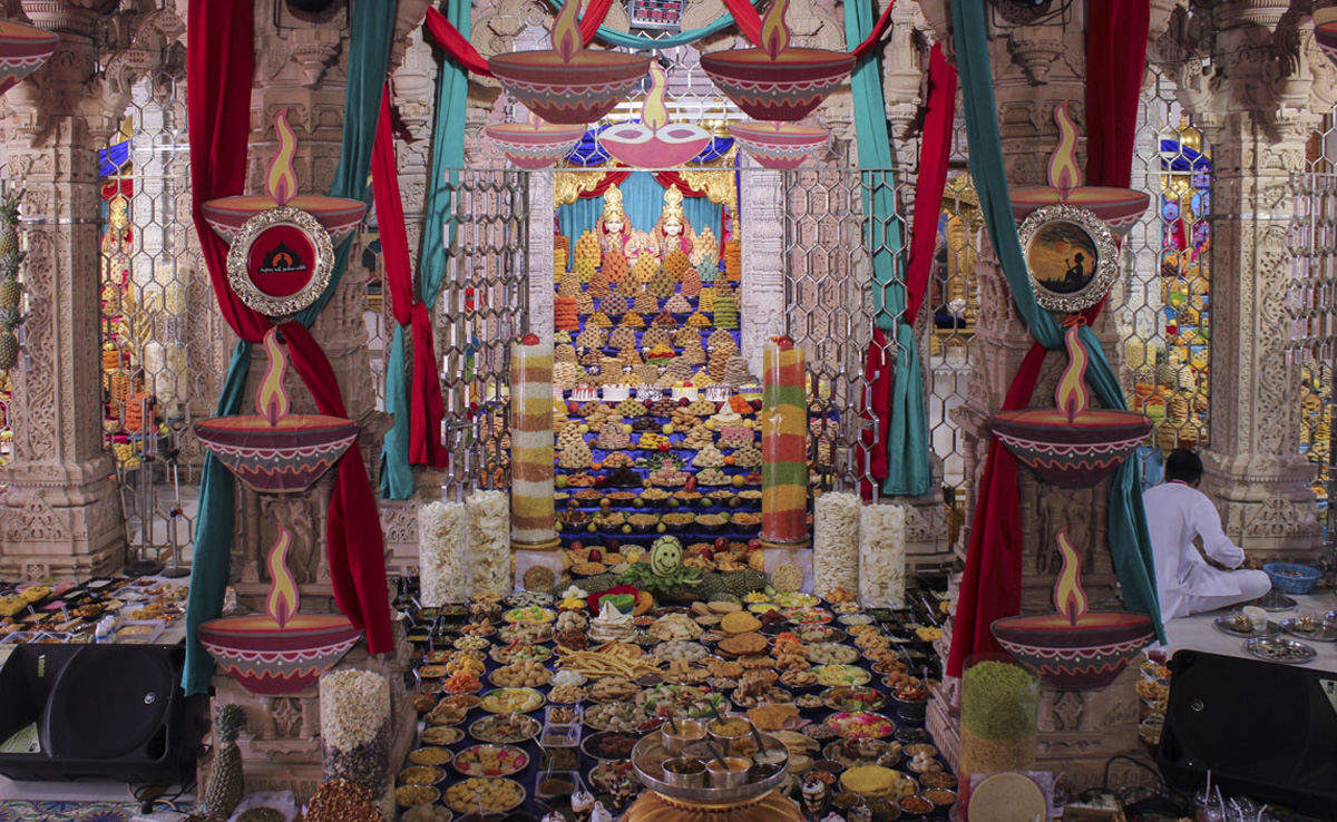 Govardhan Puja 2023: कैसे हुई अन्&zwj;नकूट की शुरुआत? क्या आप जानते हैं गोवर्धन पूजा पर क्यों लगाते हैं 56 भोग