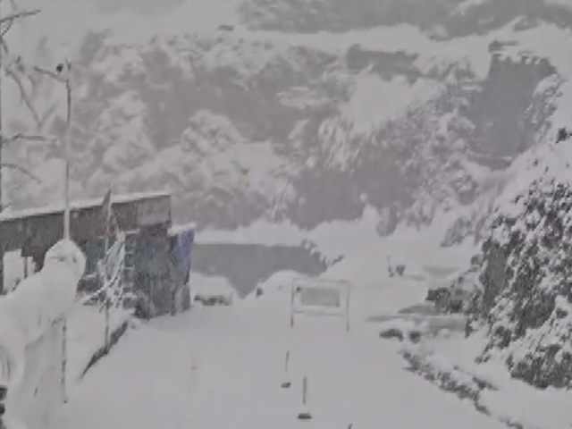 Heavy Snowfall Continues On Mughal Road And PIR Panjal Range In J&k's Poonch